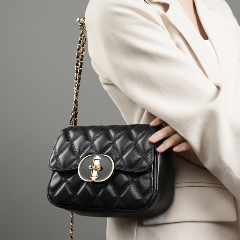 Chic Allure Crossbody | Kapitone Zincirli, Oval Kilit Detaylı
