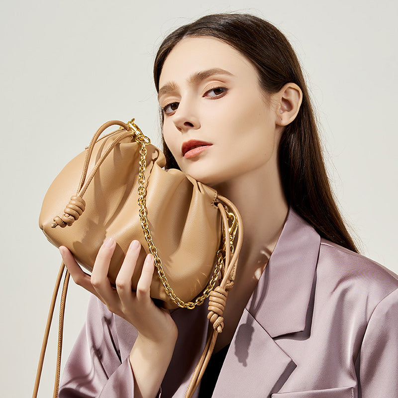 Supple Büzgülü Deri Çanta | Altın Zincir Detaylı Zarif Şıklık