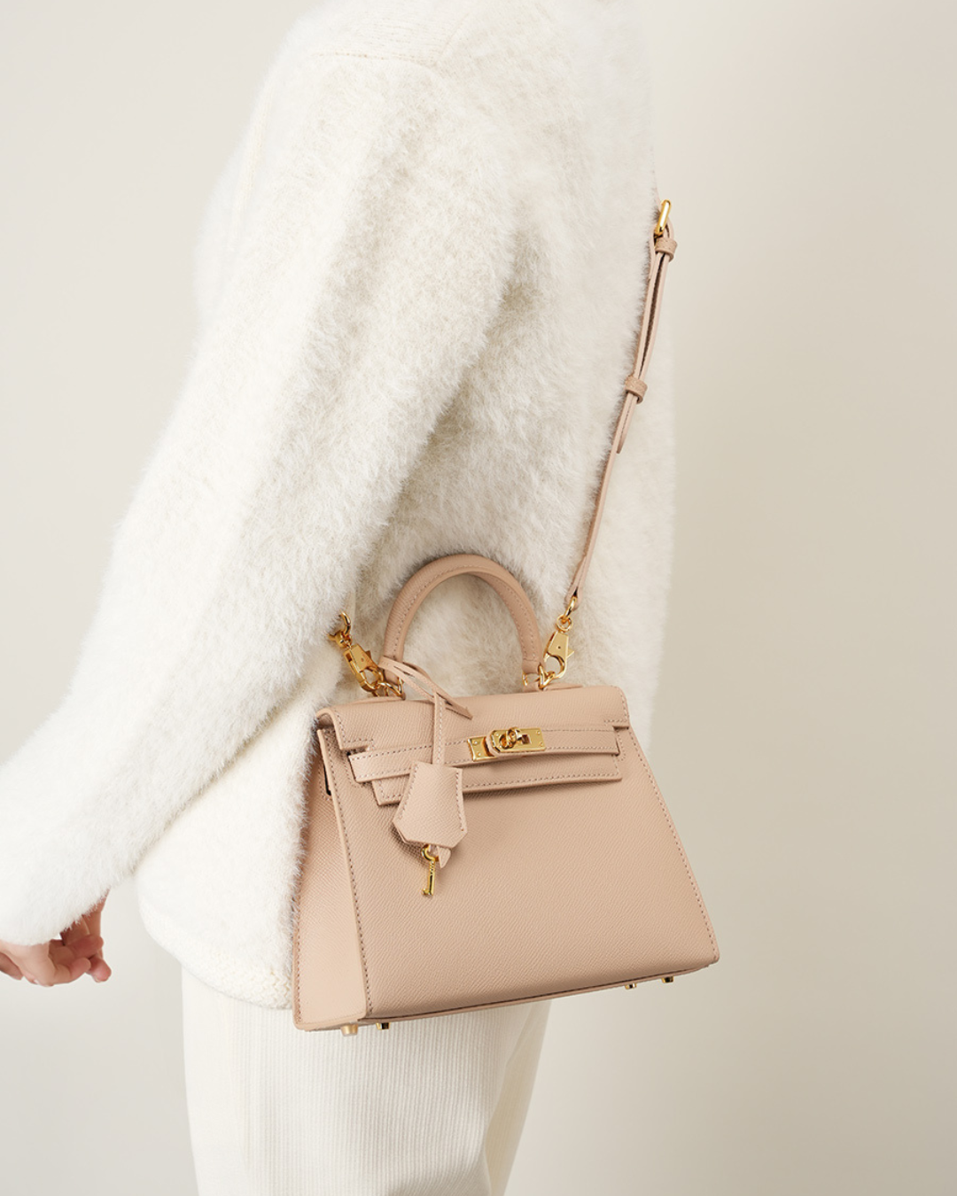 Classic Allure Hakiki Deri Çanta | Altın Aksesuarlı Zarafet