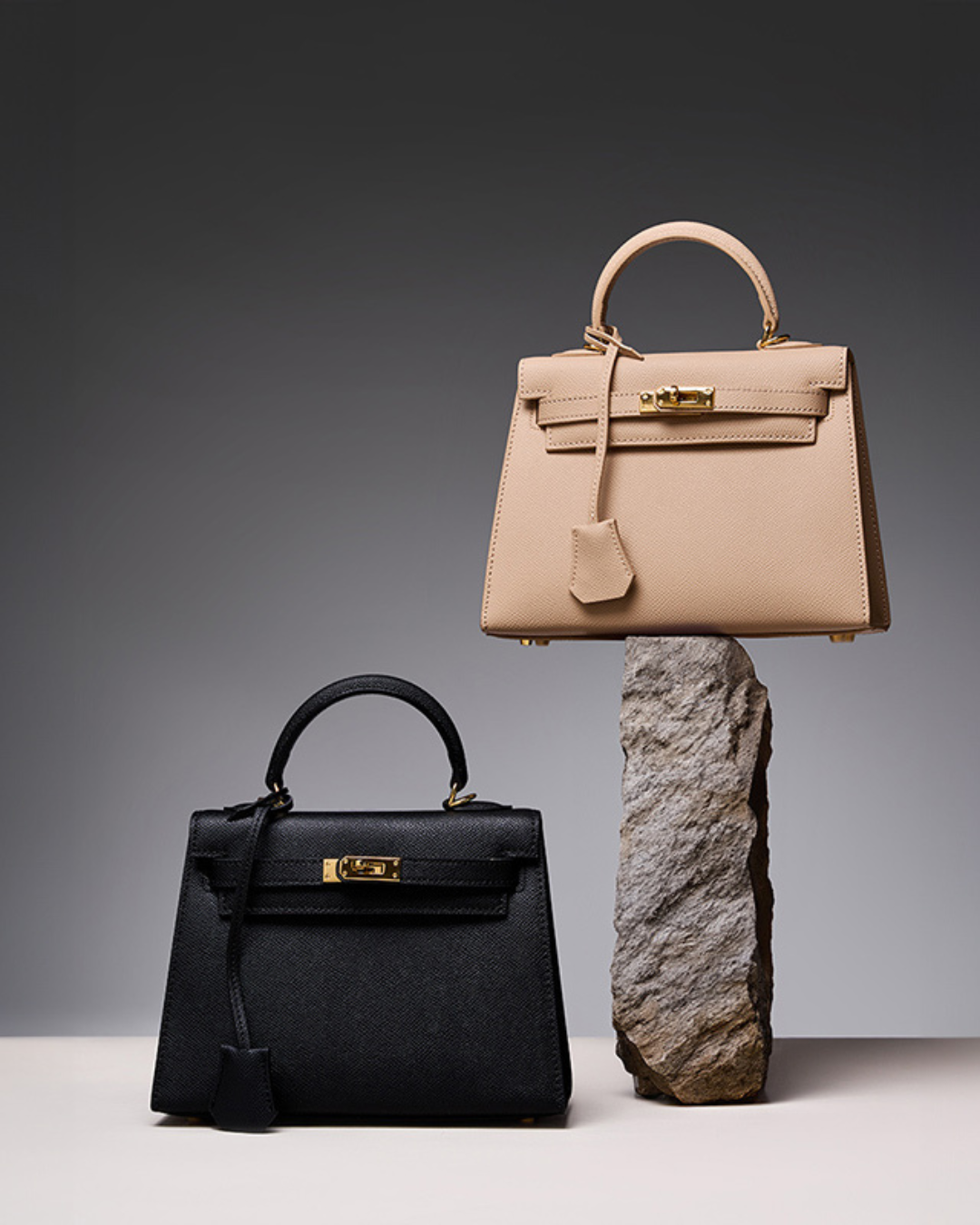 Classic Allure Hakiki Deri Çanta | Altın Aksesuarlı Zarafet